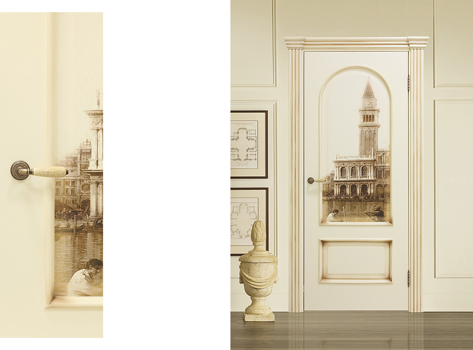 Классическая светлая дверь с патиной и рисунком "Сиена" в интерьере 